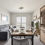 Lily Apart - Amber Expo And Stadium Apartment & Parking